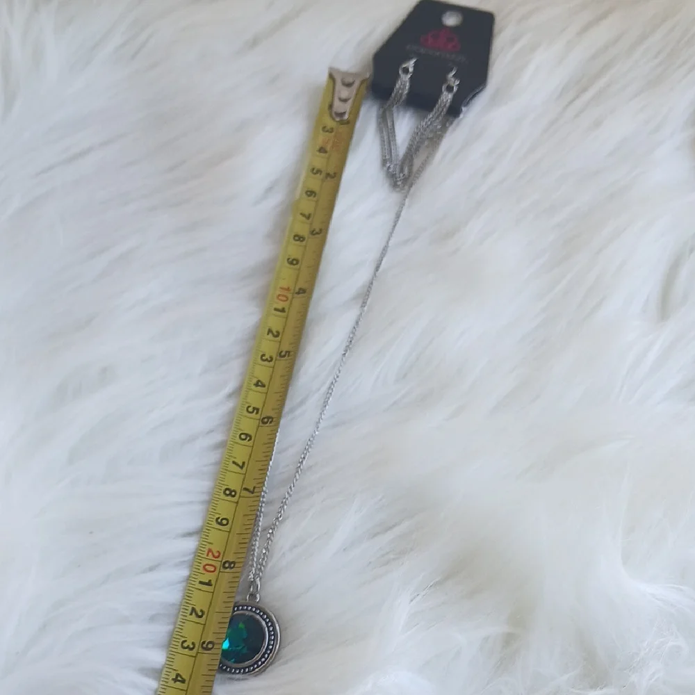 Paparazzi Silver Green Necklace with Elegant Pendant - Picture 6 of 6
